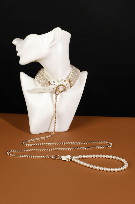 ETHEREAL RADIANCE: PEARL COLLAR WITH LEASH